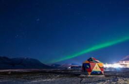 NaNachthimmel mit Ploarlicht. Im Vordergrund steht eine Insnstallation von 44flavours.